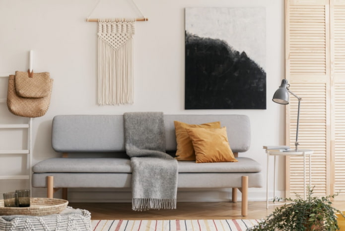 Wand über dem Sofa dekorieren