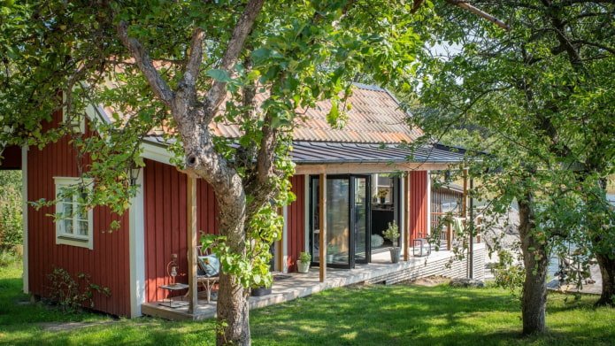 Minihaus mit Terrasse am Ufer