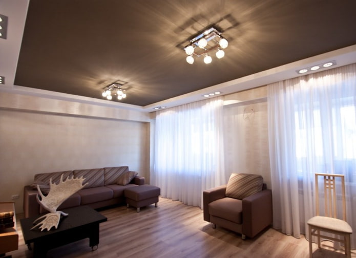 braune Deckenverkleidung im Wohnzimmer