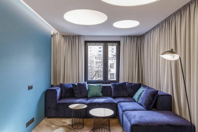großes Sofa in der Wohnung