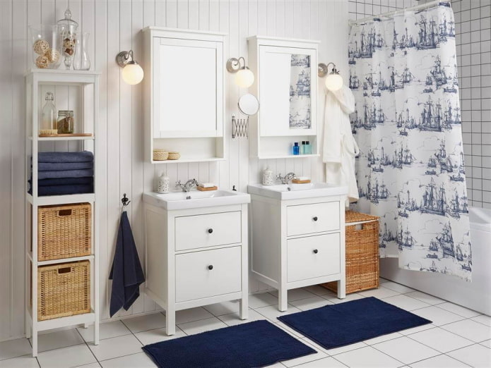Badezimmer mit zwei Waschbecken