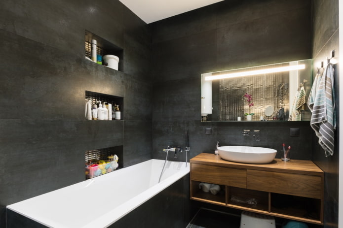 offener Schrank im Badezimmer