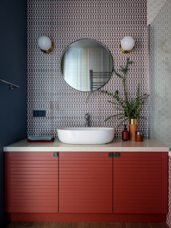 Badezimmer mit einem roten Schrank