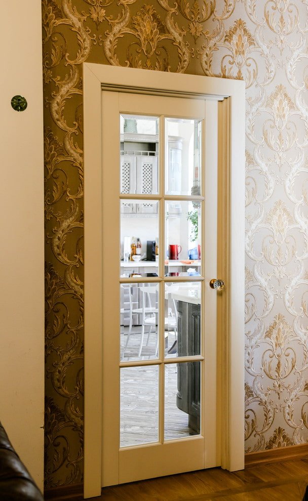 Glasschwingtüren im Innenraum