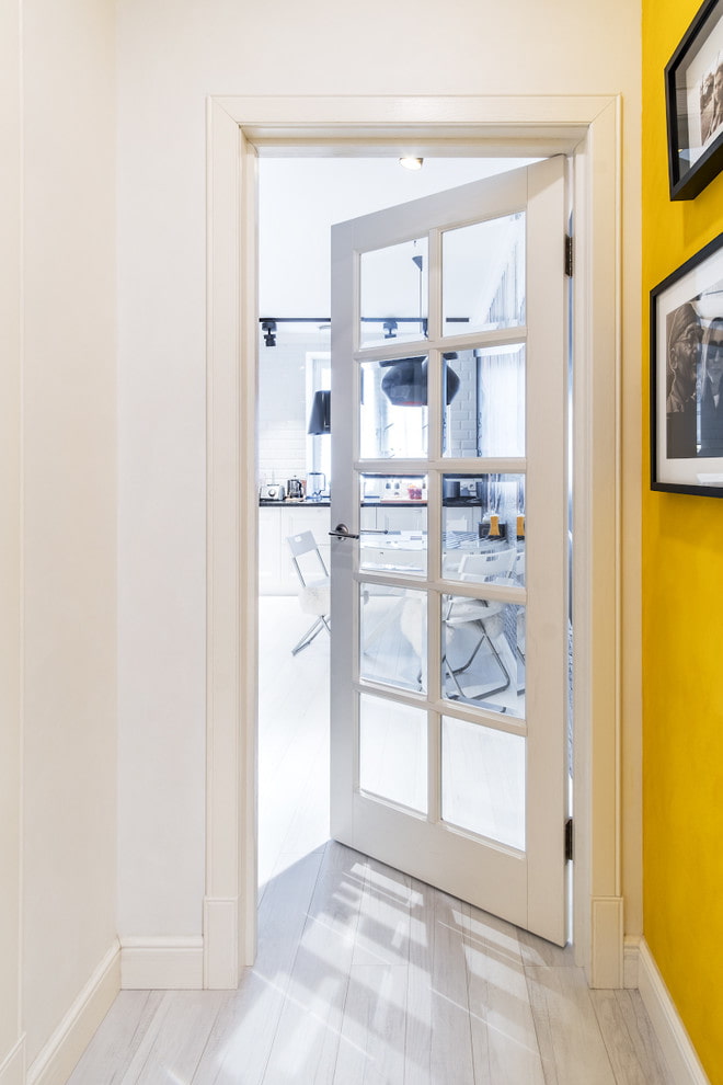 Türen mit transparentem Glas im Innenraum
