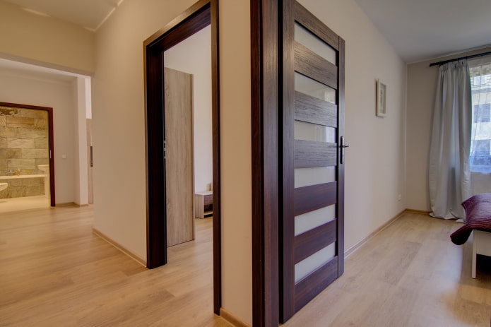 Türen mit horizontalen Glaseinsätzen