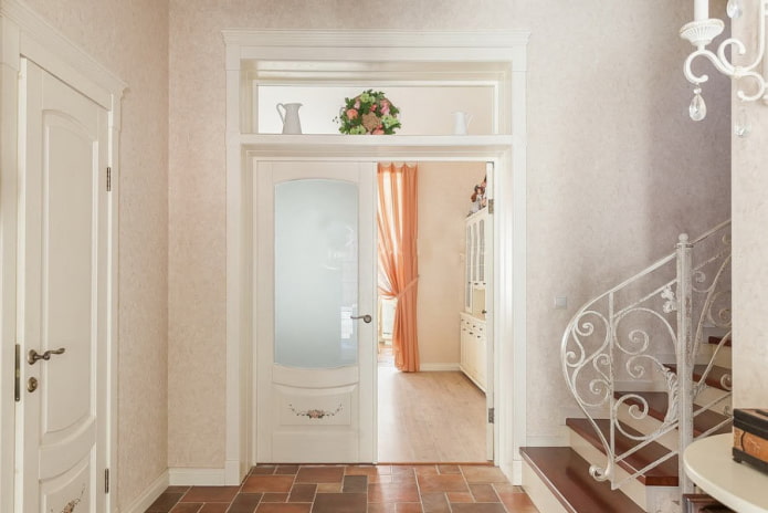 Glastüren mit Oberlicht im Innenraum