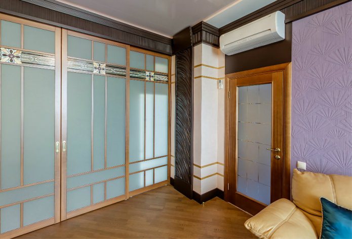 Holz-Innentür mit Glaseinsätzen im Innenraum