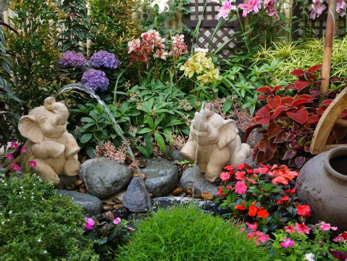 Mixborder mit einem Brunnen