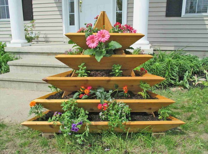 Pyramide aus Holzblumenbeet