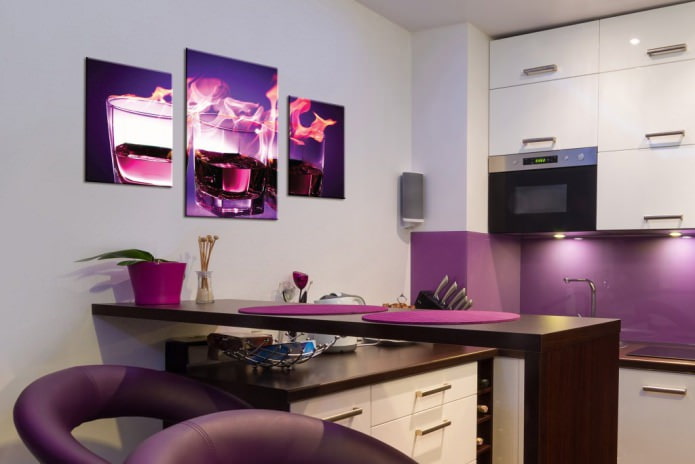 Modulare Malerei im Kücheninterieur
