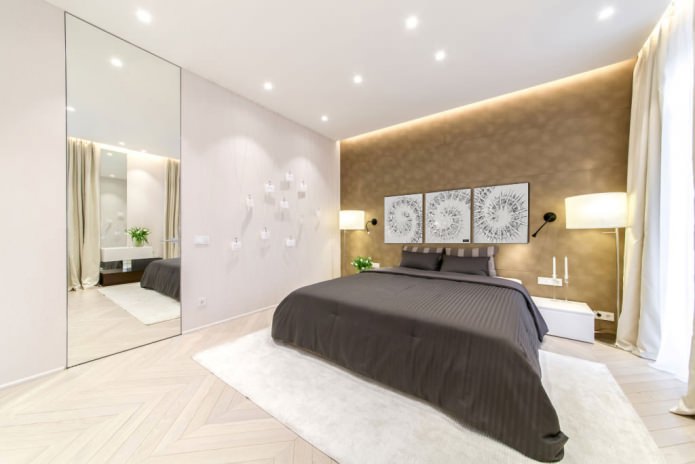 Modulare Malerei in einem Schlafzimmerinterieur in Weiß