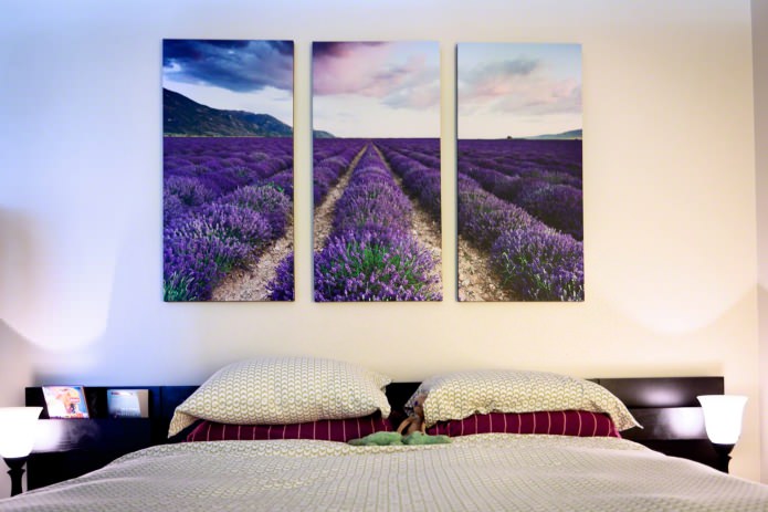 Modulare Malerei mit Blumen im Schlafzimmerdesign