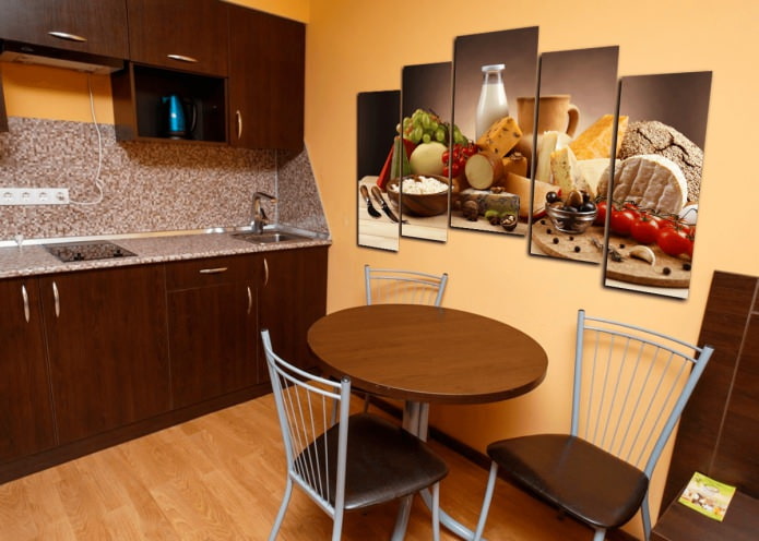 Modulare Malerei im Kücheninterieur