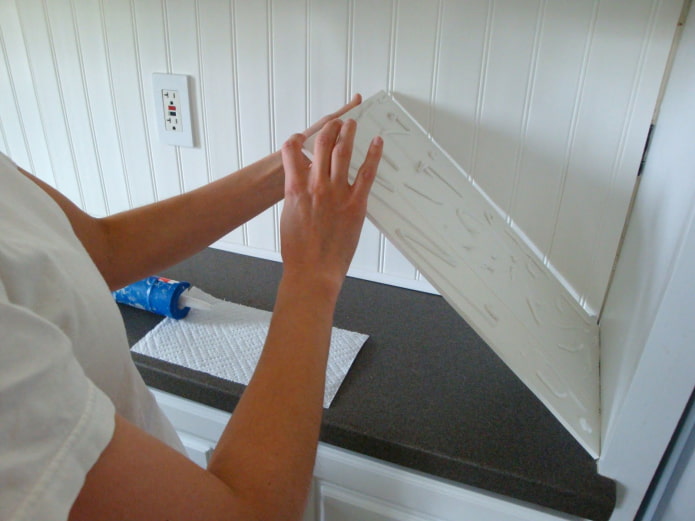 Befestigung von PVC-Platten mit Klebstoff