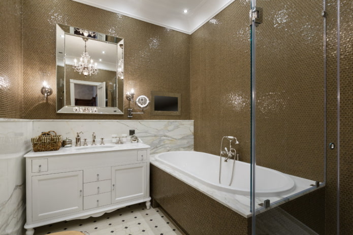 Glasmosaikfliesen im Badezimmer