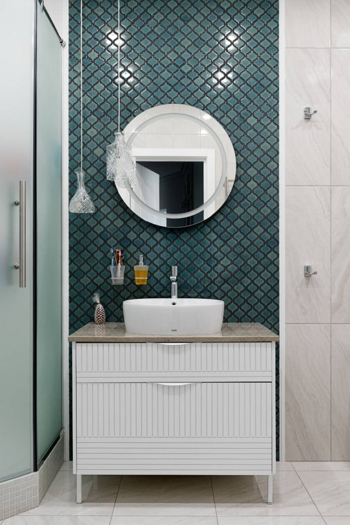 Gemusterte Mosaikfliesen im Badezimmer
