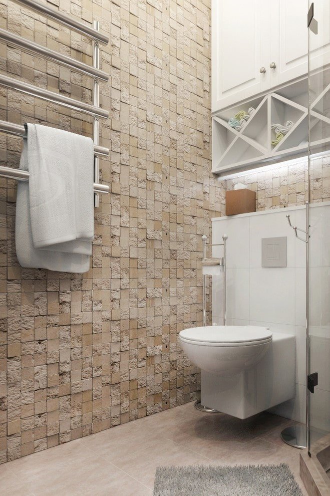 Steinmosaikfliesen im Badezimmer