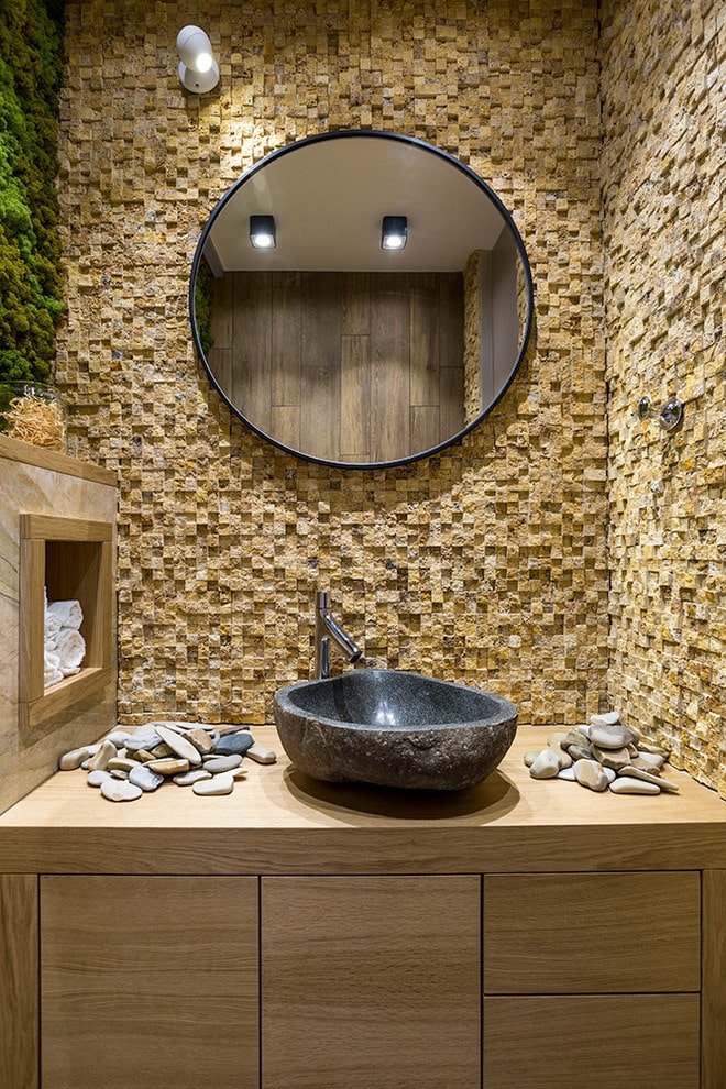 Steinmosaikfliesen im Badezimmer