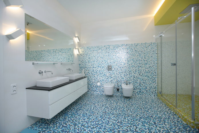 Mosaik auf dem Boden im Badezimmer