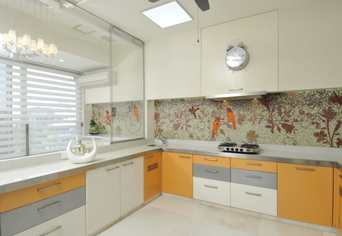 Mosaikpaneel im Kücheninterieur