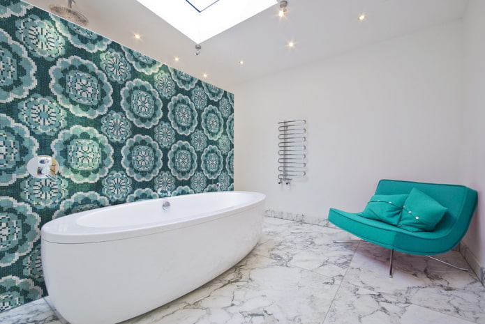 Mosaikmuster und Ornamente im Badezimmer-Interieur