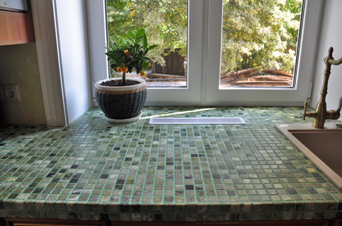 Mosaik auf einer Fensterbank im Kücheninterieur