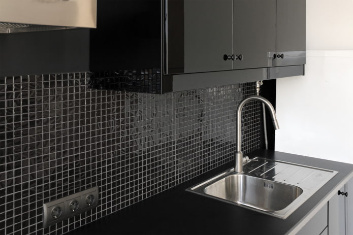 Schwarze Mosaikfliesen in der Küche