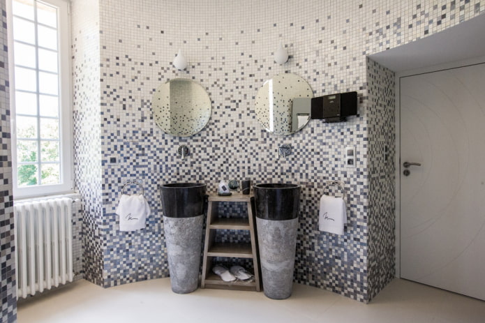 Kunststoffmosaikfliesen im Badezimmer