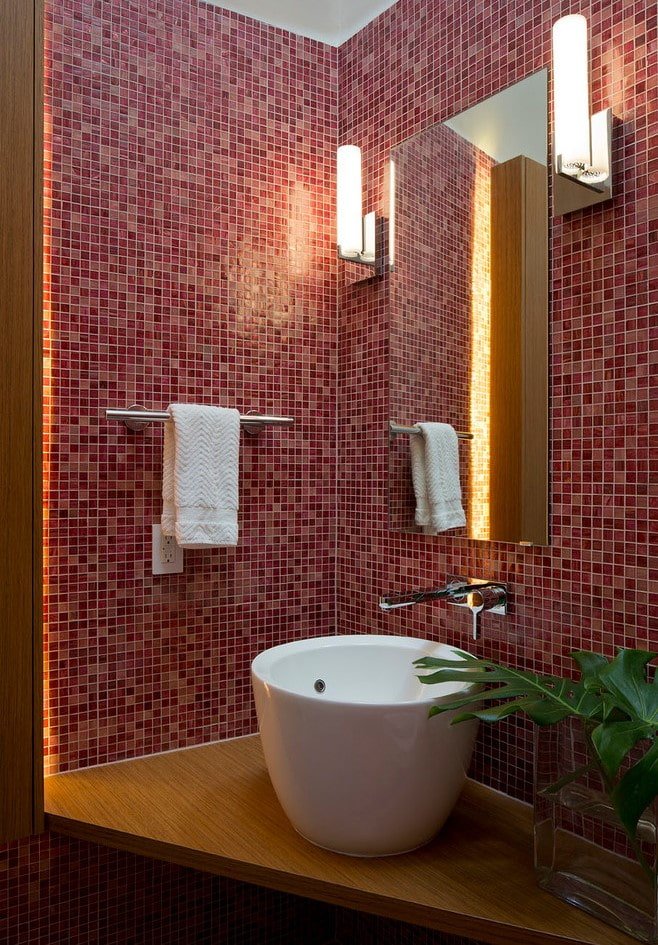 rote Mosaikfliesen im Badezimmer