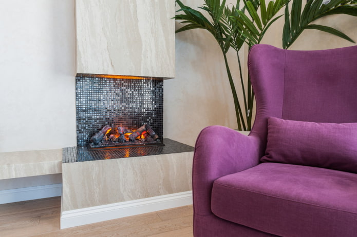 Kamin mit Fliesen und Mosaiken ausgekleidet