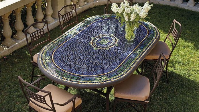 Gartentisch mit Mosaik im Außenbereich