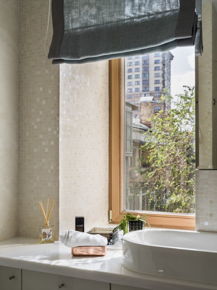 Schrägen mit Mosaik verkleidet