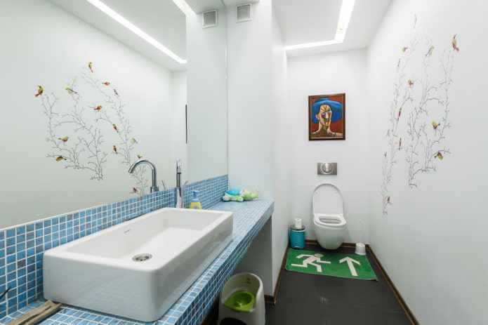 Mosaik auf der Arbeitsplatte im Badezimmerinnenraum