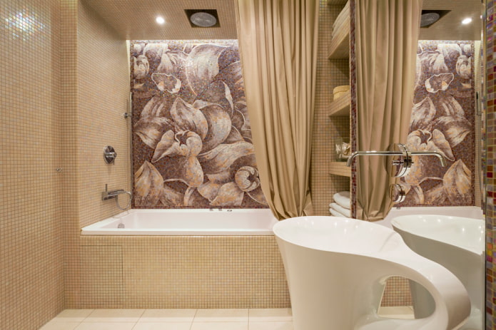 Beiges Mosaik im Badezimmer
