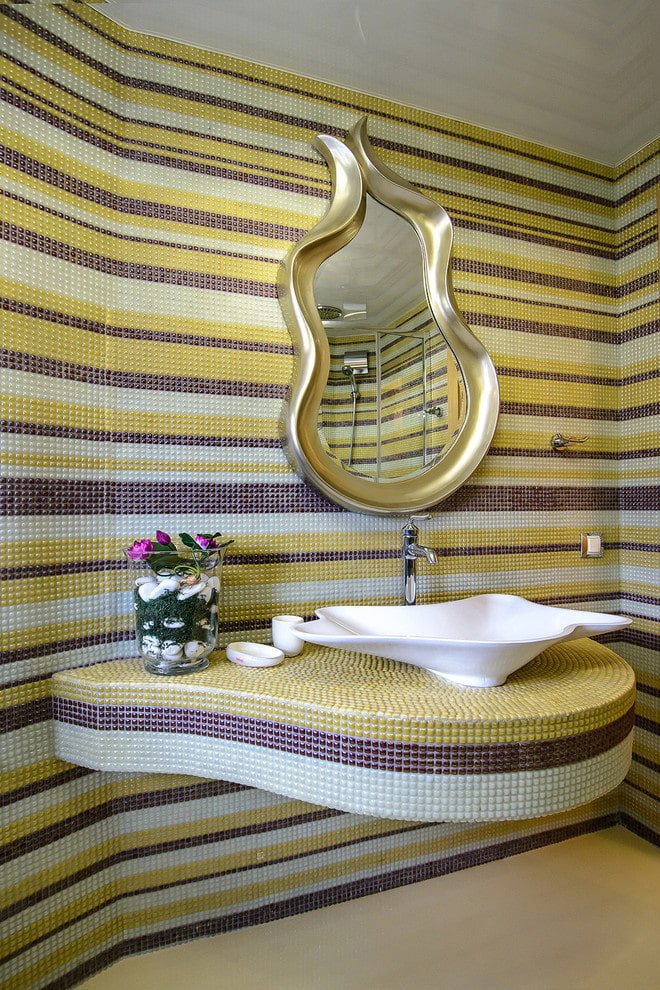 Mosaik auf der Arbeitsplatte im Badezimmerinnenraum