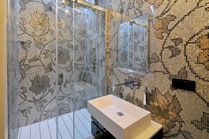 Beiges Mosaik im Badezimmer