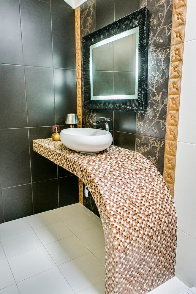 Mosaik auf der Arbeitsplatte im Badezimmerinnenraum