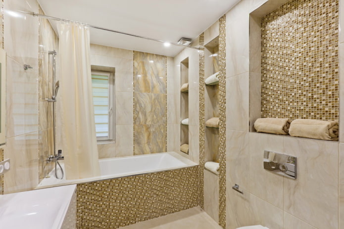 Mosaik auf der Badezimmerabtrennung im Innenraum