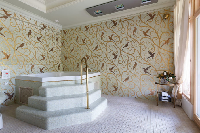 Mosaik auf dem Boden im Badezimmerinterieur