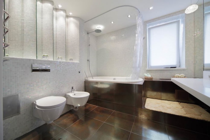 weißes Mosaik im Badezimmer
