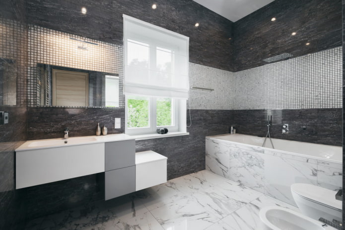 Mosaikeinsätze im Badezimmerinterieur