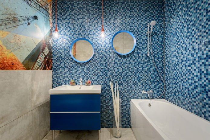 Blaues Mosaik im Badezimmer