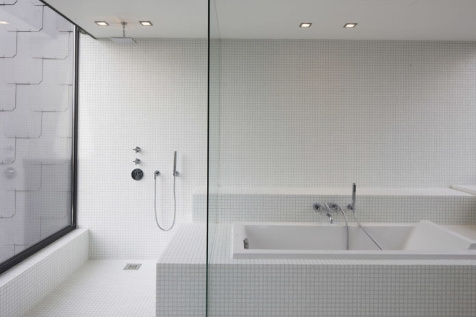 Weißes Mosaik im Badezimmer