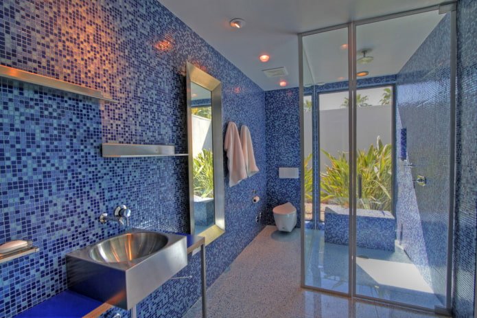 Blaues Mosaik im Badezimmer