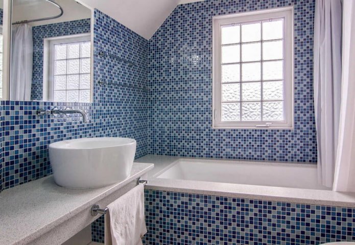 Blaues Mosaik im Badezimmer