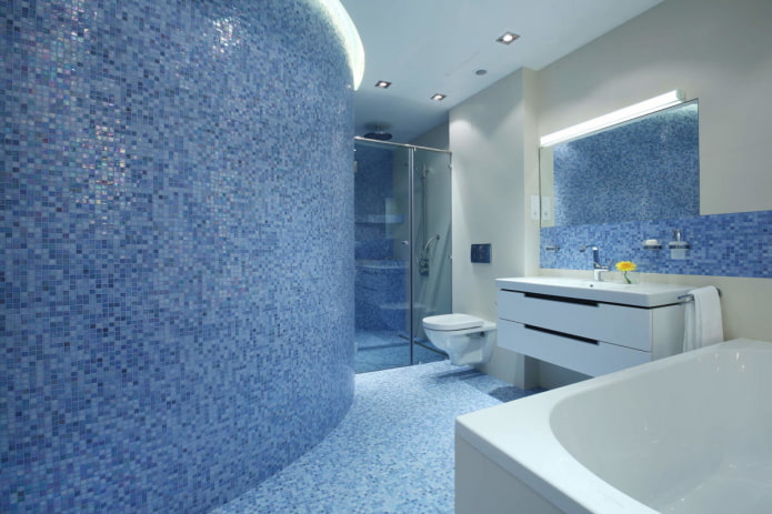 Blaues Mosaik im Badezimmer