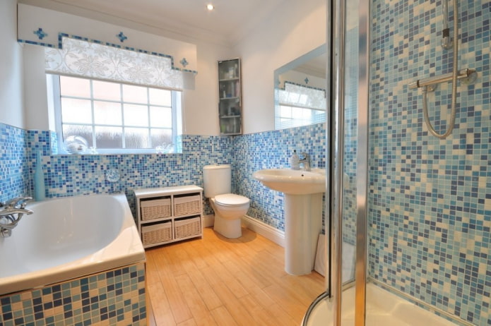 Blaues Mosaik im Badezimmer