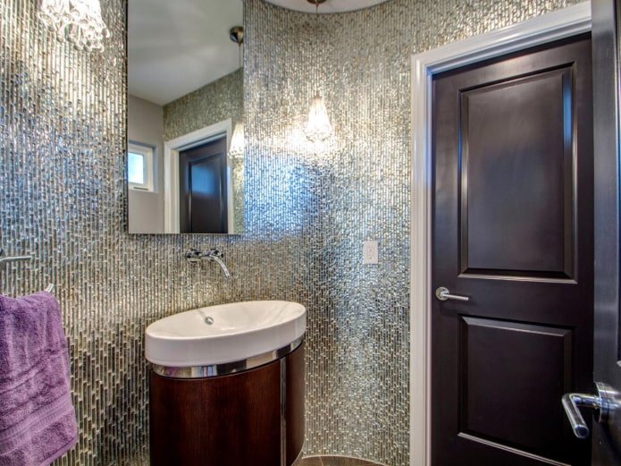 Silbermosaik im Badezimmerinterieur