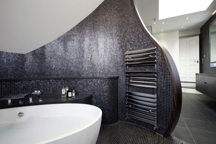Schwarzes Mosaik im Badezimmer